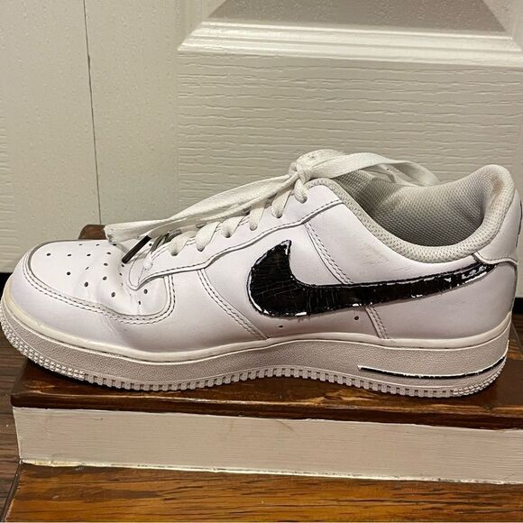 Nike Air Force 1 Men’s White With Black Stripe Size 7 main image 12